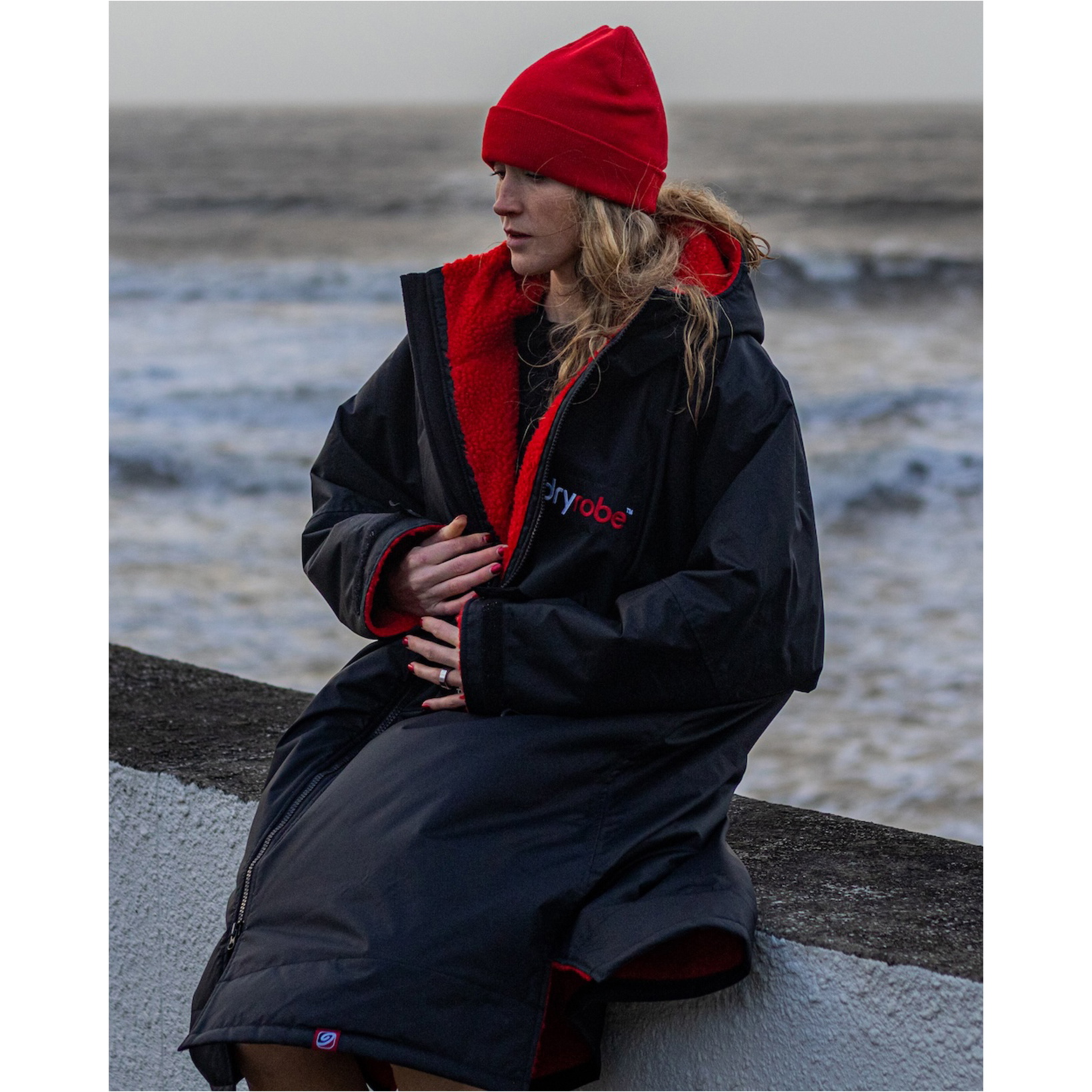 2025 Dryrobe Advance Long Sleeve Changing Robe V3 DALSV3 - Black / Red